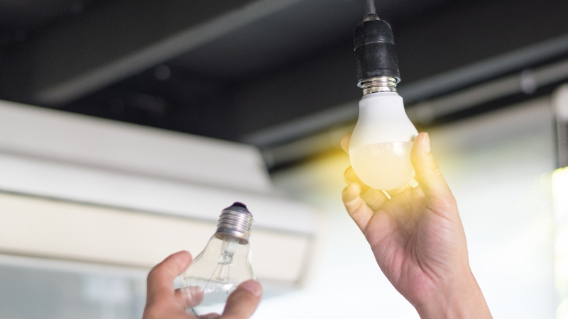 Cách tiết kiệm điện là Dùng đèn LED thay thế đèn thường