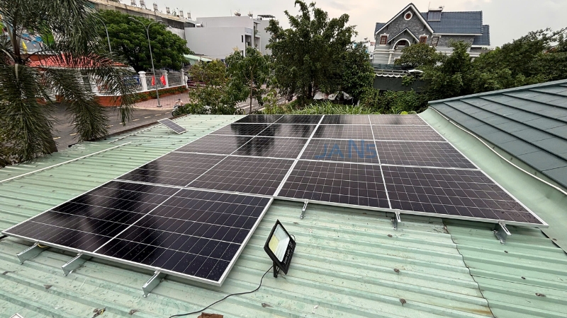 Bao lâu nên vệ sinh tấm pin năng lượng mặt trời?