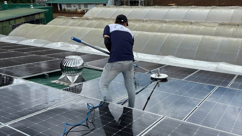 Chuẩn bị trước khi vệ sinh tấm pin năng lượng mặt trời