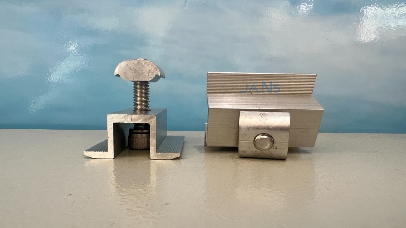 Kẹp giữa tấm pin năng lượng mặt trời